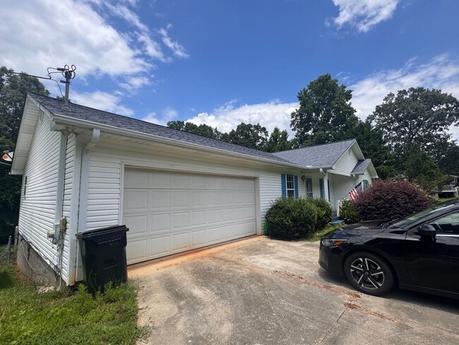 Building Photo - Beautiful 3BR Home for Rent in Toccoa, GA with Fenced Yard & 2-Car Garage