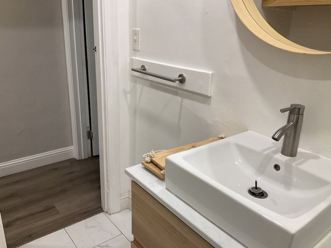 Building Photo - 2 bedroom 1 bath Duplex unit w/remodeled k...
