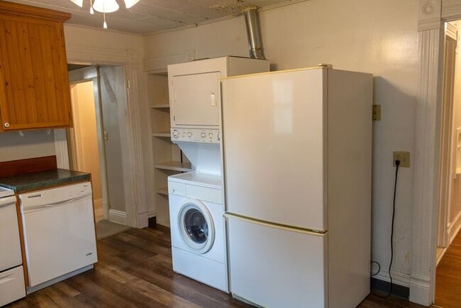 Building Photo - $2,100 | 3 Bedroom, 2 Bathroom House | Pet...