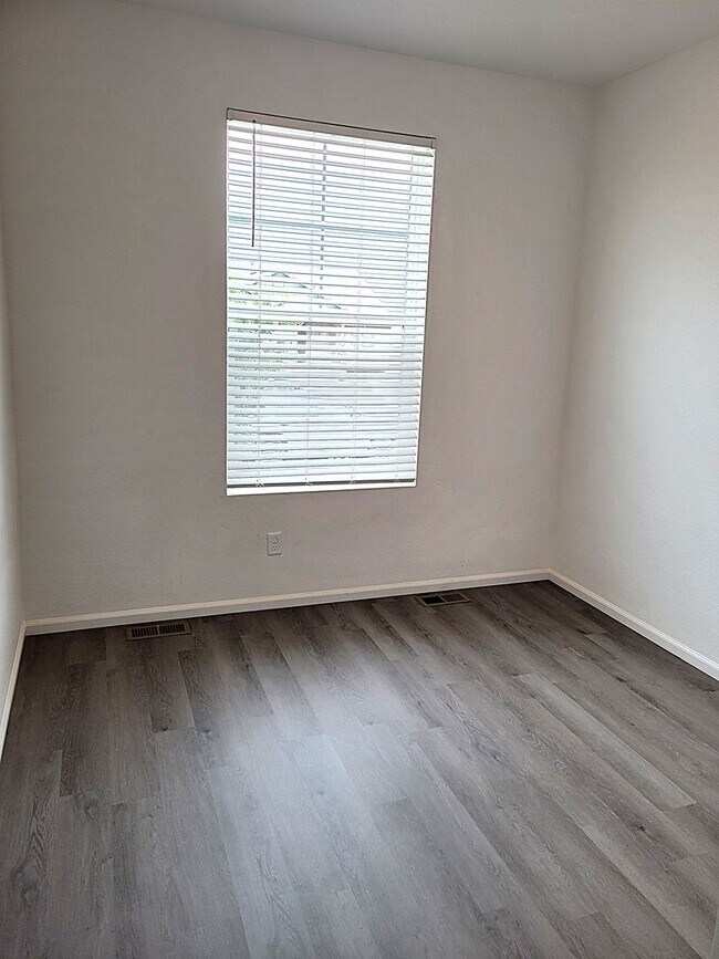Building Photo - ALL PROSPECTIVE TENANTS MUST SUBMIT A $58 ...
