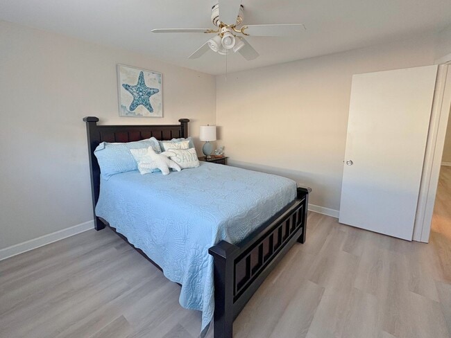 Building Photo - Spacious 3BR Home with Garage, Fenced Yard & Covered Patio in Seminole