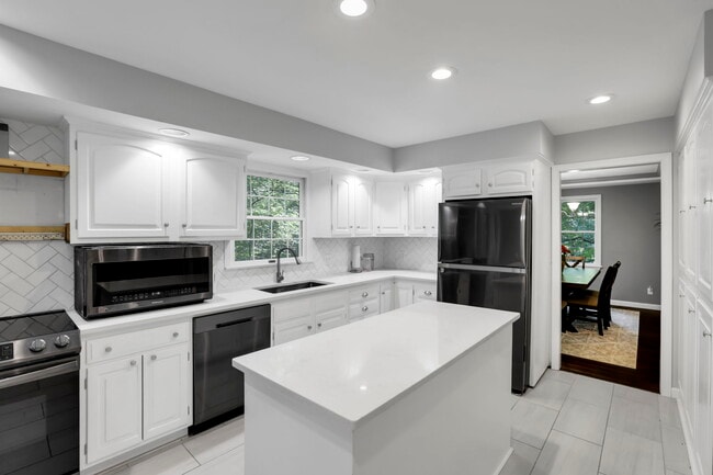 Building Photo - 955 Eastward Cir