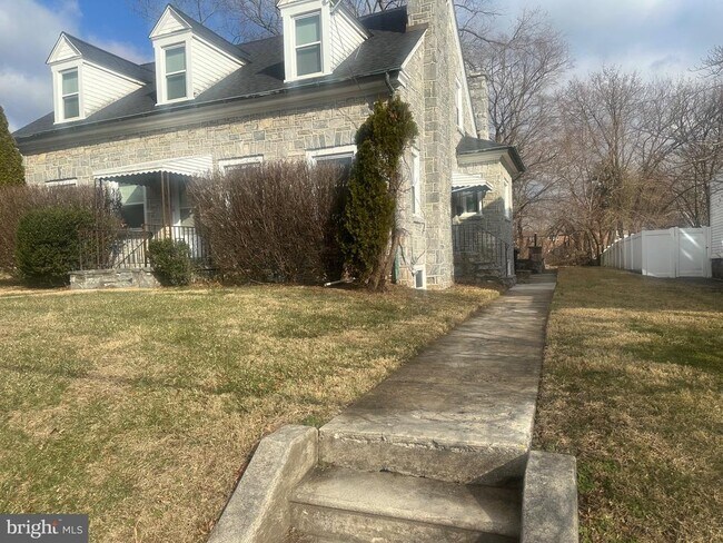 Building Photo - 1109 W James St