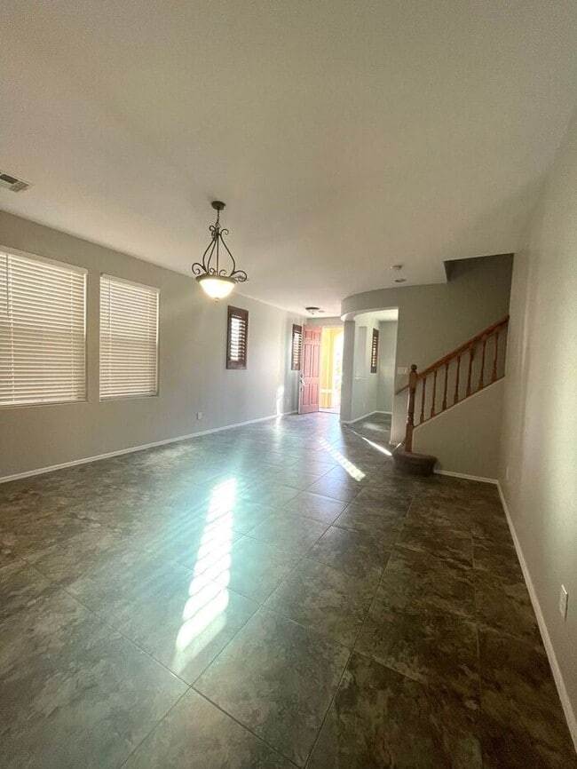 Building Photo - GREAT LOCATION! Fabulous move-in ready 5 bed /3 bath home in south Tempe