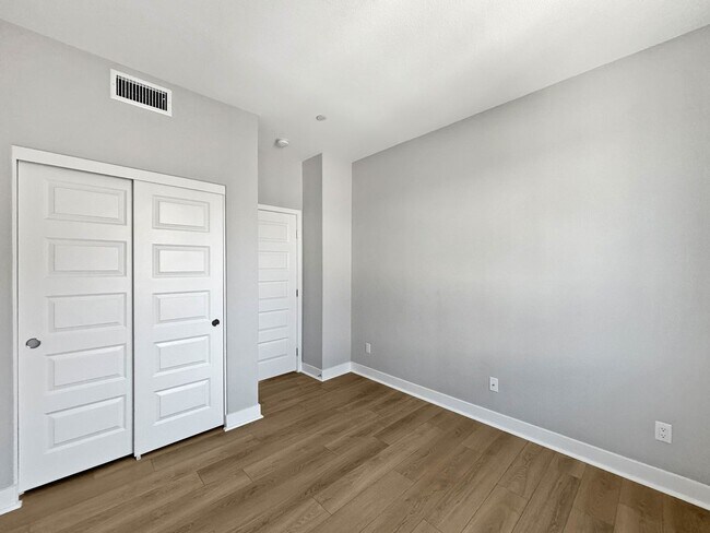 Building Photo - Stunning 3BD/2.5BA Townhouse in Mission Va...