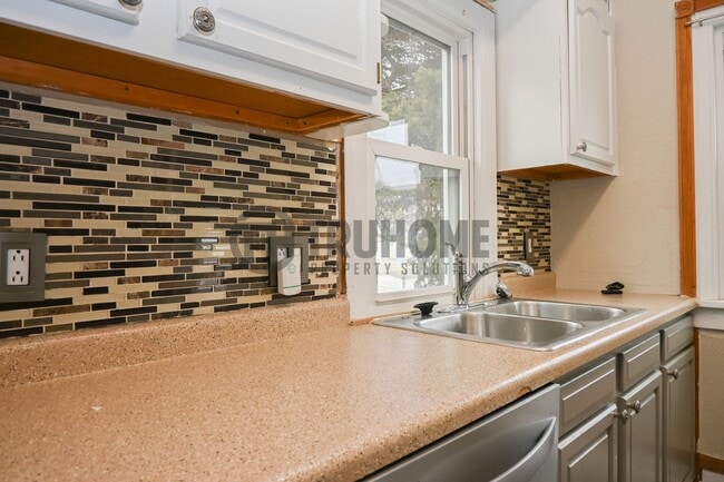 Building Photo - Large 3 Bedroom 2 Bath House w/Fenced in Yard and 2 Stall Garage!