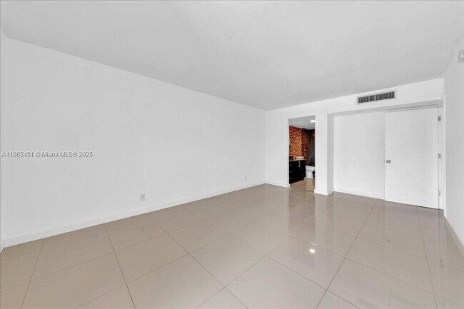 Building Photo - 3101 N Country Club Dr