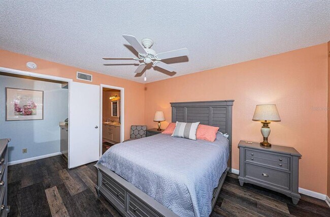 Building Photo - 6100 Bahia Del Mar Cir N