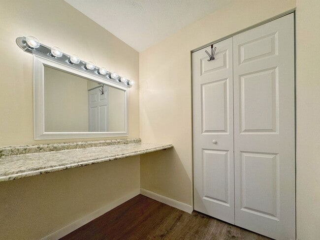 Building Photo - Luxury 2 bed condo includes Heat, hot wate...