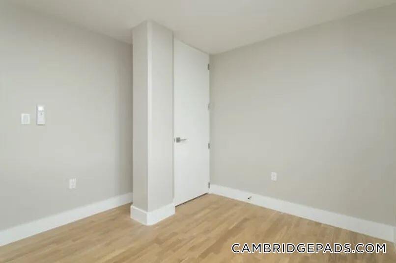 Building Photo - 1000 Memorial Dr