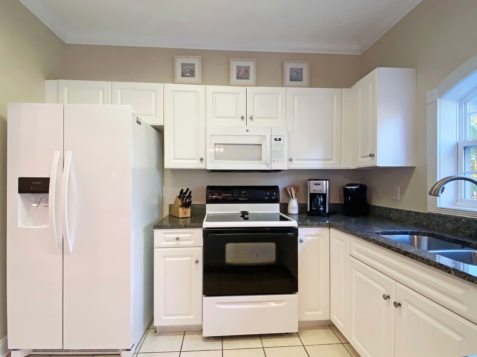 Building Photo - 4880 Dahlia Ct
