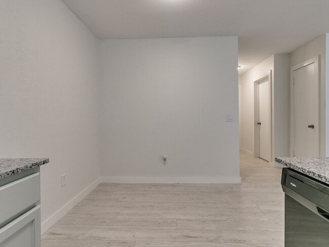 Building Photo - 4 bedroom 2 bath home in Tecumseh!