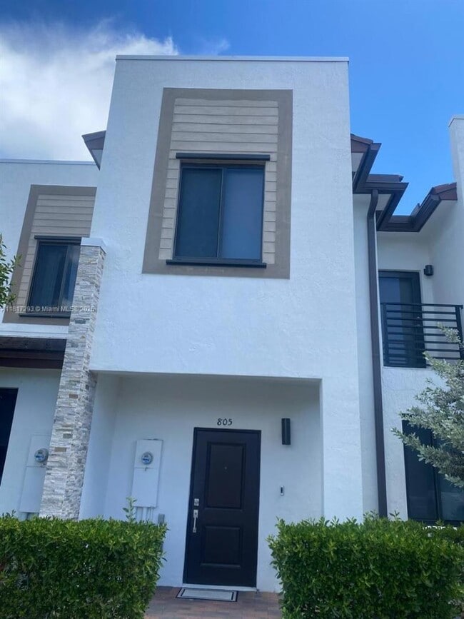 Building Photo - 805 NE 211th St