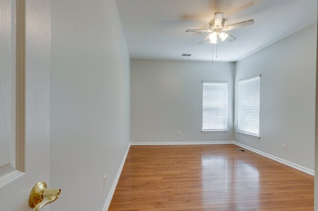 Building Photo - Luxury, Location, and Lifestyle on Rolling...