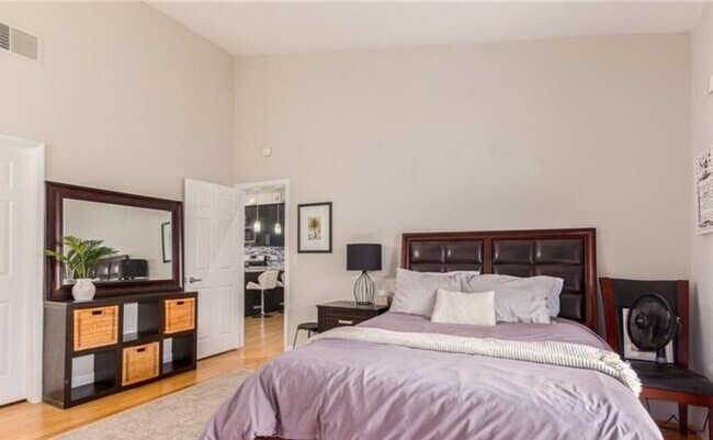 Building Photo - BEAUTIFULLY FURNISHED 2 BEDROOM CONDO