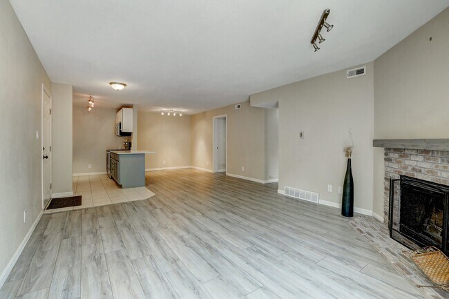 Building Photo - $1,600.00- 2 Bed 2 Bath Condo in Lakewood with in-unit laundry!
