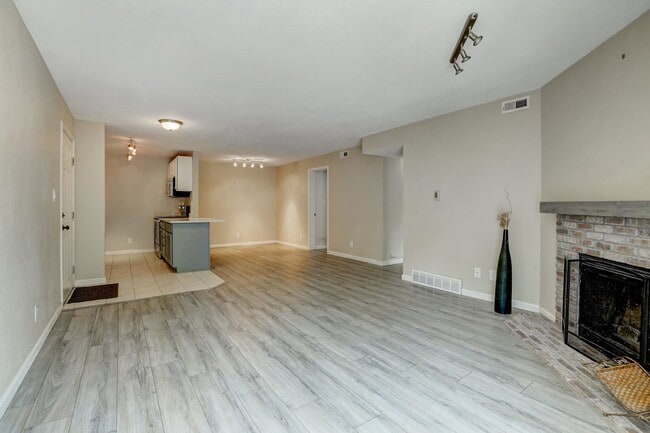 Building Photo - $1,750- 2 Bed 2 Bath Condo in Lakewood wit...