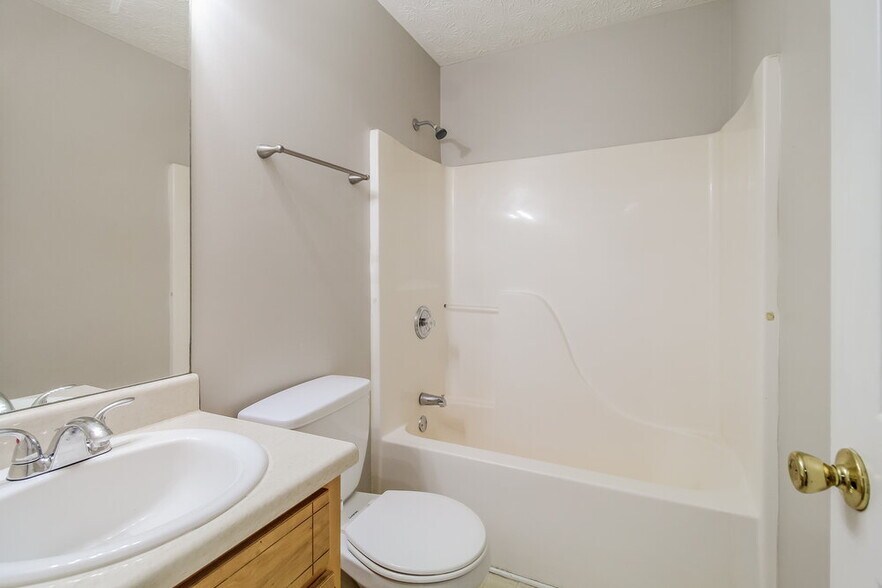 Building Photo - 40 Hunters Ridge Ct