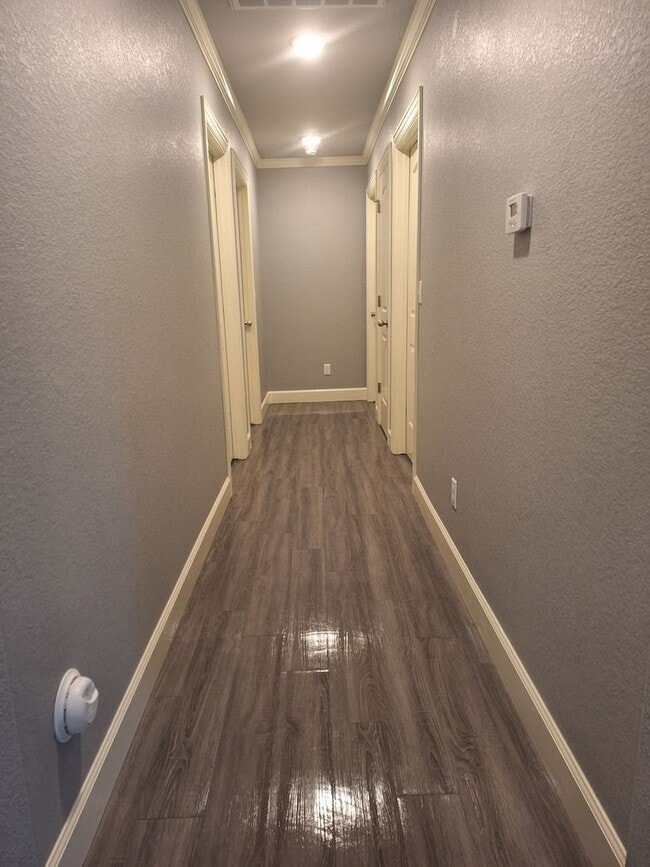 Building Photo - 3 bedroom Duplex with Move in special