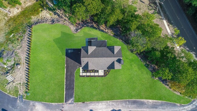Building Photo - 2 Hallock Ct