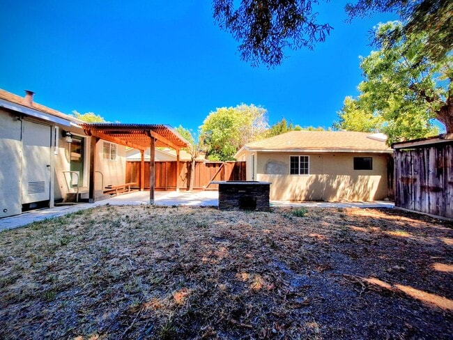 Building Photo - Country Style 3bd Home With Detached Garage