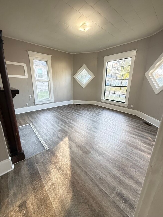 Building Photo - 2-Bedroom, 1-Bath Home in a Prime Martin L...