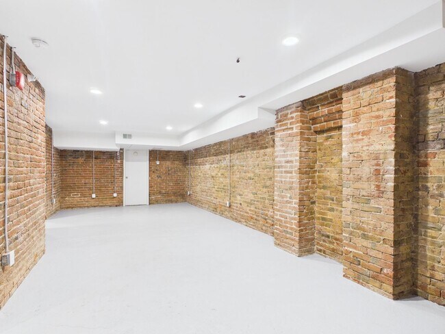 Building Photo - 7 E Franklin St