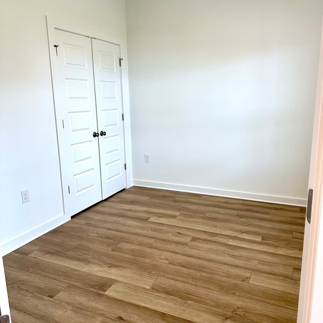 Building Photo - 5870 Tyndall Pl