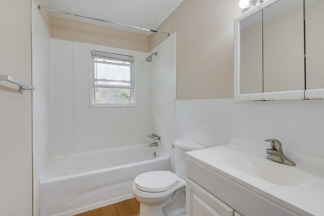 Building Photo - 2208 Bungalow Rd