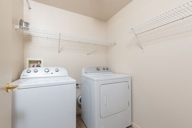 Building Photo - 1st floor unit in well maintained gated NW community with pool and spa