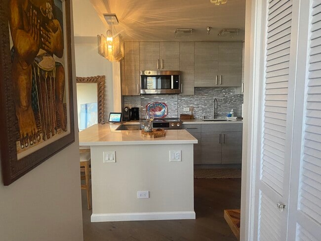 Building Photo - 725 Kapiolani Blvd