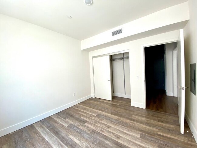 Building Photo - 5727 La Mirada Ave