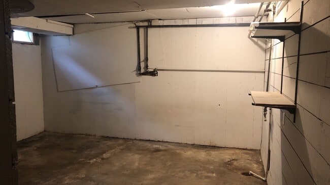 Building Photo - 813 NE A St