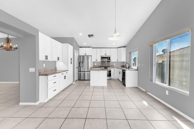 Building Photo - 44295 Las Vistas Dr