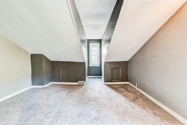 Building Photo - AVAILABLE AUGUST 2026 - Beautiful 3 Bedroom Home w/ OFF-STREET PARKING & Deck!