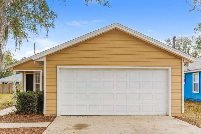 Building Photo - 1321 Spruce St