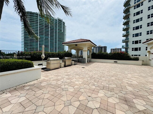 Building Photo - 20000 E Country Club Dr