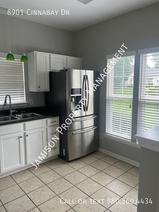 Building Photo - 8901 Cinnabay Dr