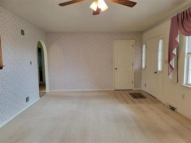 Building Photo - SERENE & CUTE HOME