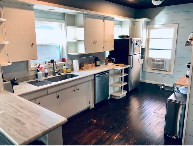 Building Photo - 5113 Lindsay St