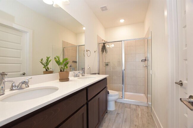 Building Photo - 424 Parkline Dr