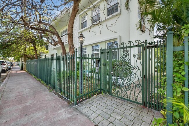 Building Photo - 8600 Byron Ave