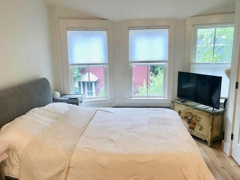 Building Photo - 227 Concord Ave