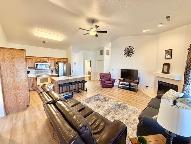 Building Photo - Short term rental available! 10-Month lease!!