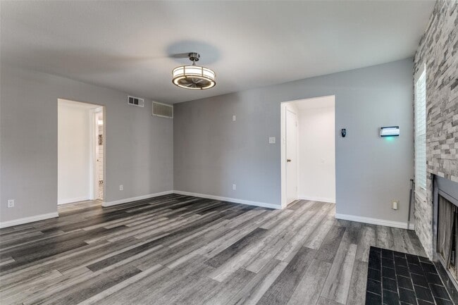 Building Photo - 606 Ridgeline Dr