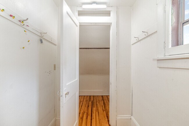 Building Photo - 3 Bed | 1 Bath in Heart of St. Paul
