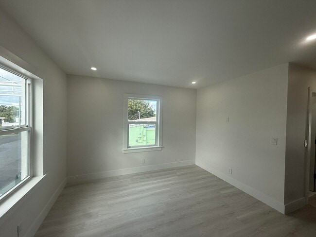 Building Photo - 5909 S Dixie Hwy