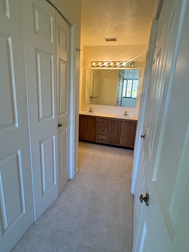 Building Photo - Beautiful Condo in Prime SLC location!