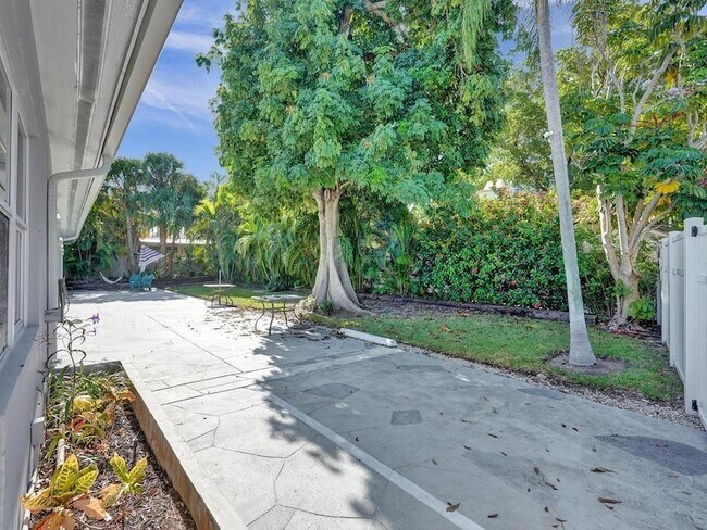 Building Photo - 4422 Sea Grape Dr