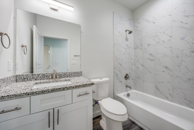 Building Photo - 924 W Collins St